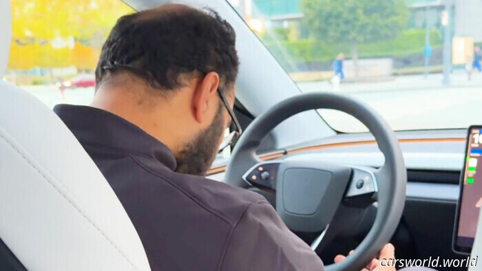 Conductor de robotaxi de Tesla pillado dormido demuestra que los humanos siguen siendo el eslabón más débil | Carscoops